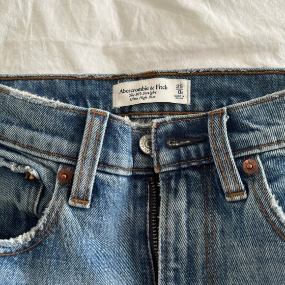 Abercrombie Ultra High Rise 90s Straight Jeans - Picture 10 of 16